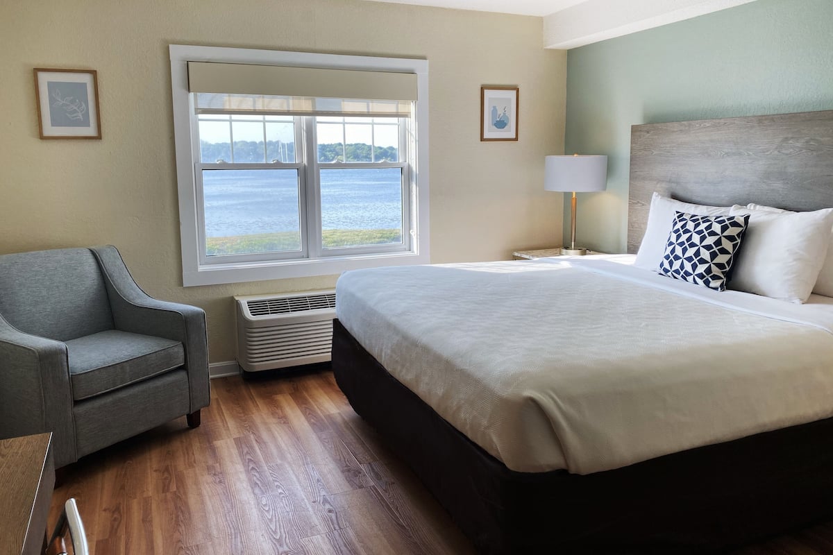 1 sovrum, allergitestade sängkläder, skrivbord och arbetsyta för laptop