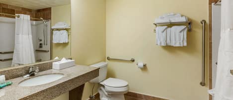 Een badkamer met een wastafel, toilet en douche.
