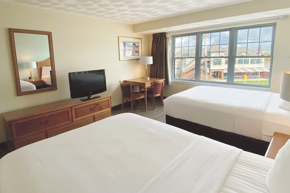 1 sovrum, allergitestade sängkläder, skrivbord och arbetsyta för laptop