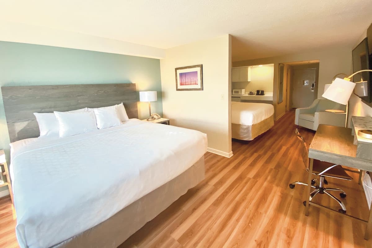 1 sovrum, allergitestade sängkläder, skrivbord och arbetsyta för laptop