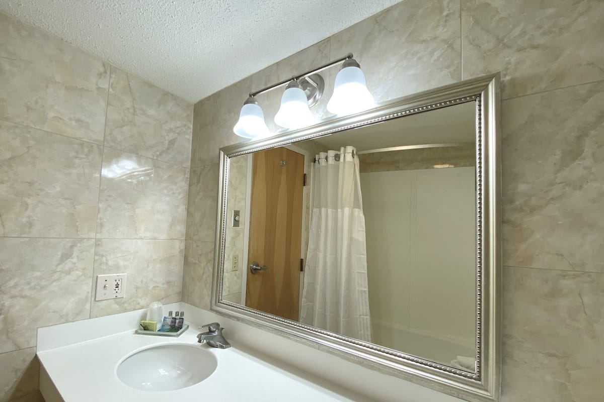 Badkar/dusch, lyxtoalettartiklar, hårtork och handdukar