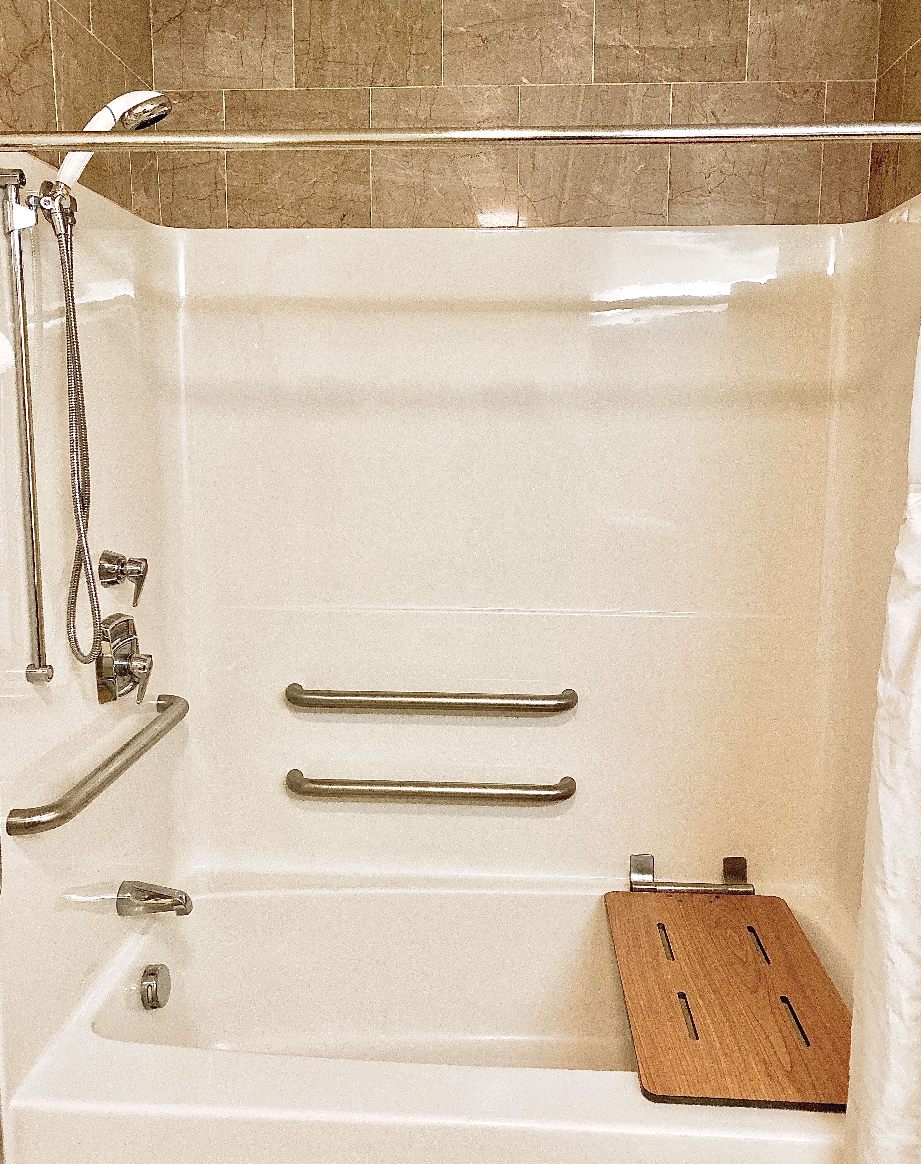 Kamar Double Standar, akses difabel | Shower kamar mandi