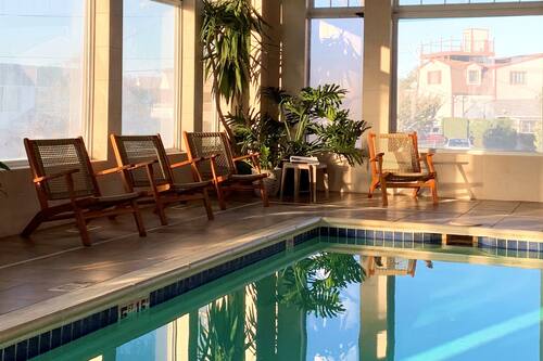 Piscine couverte, accÚs possible de 08 h 00 à 22 h 00, chaises longues