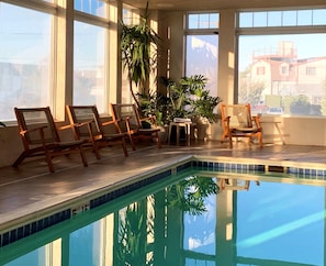 Piscine couverte, accès possible de 08 h 00 à 22 h 00, chaises longues