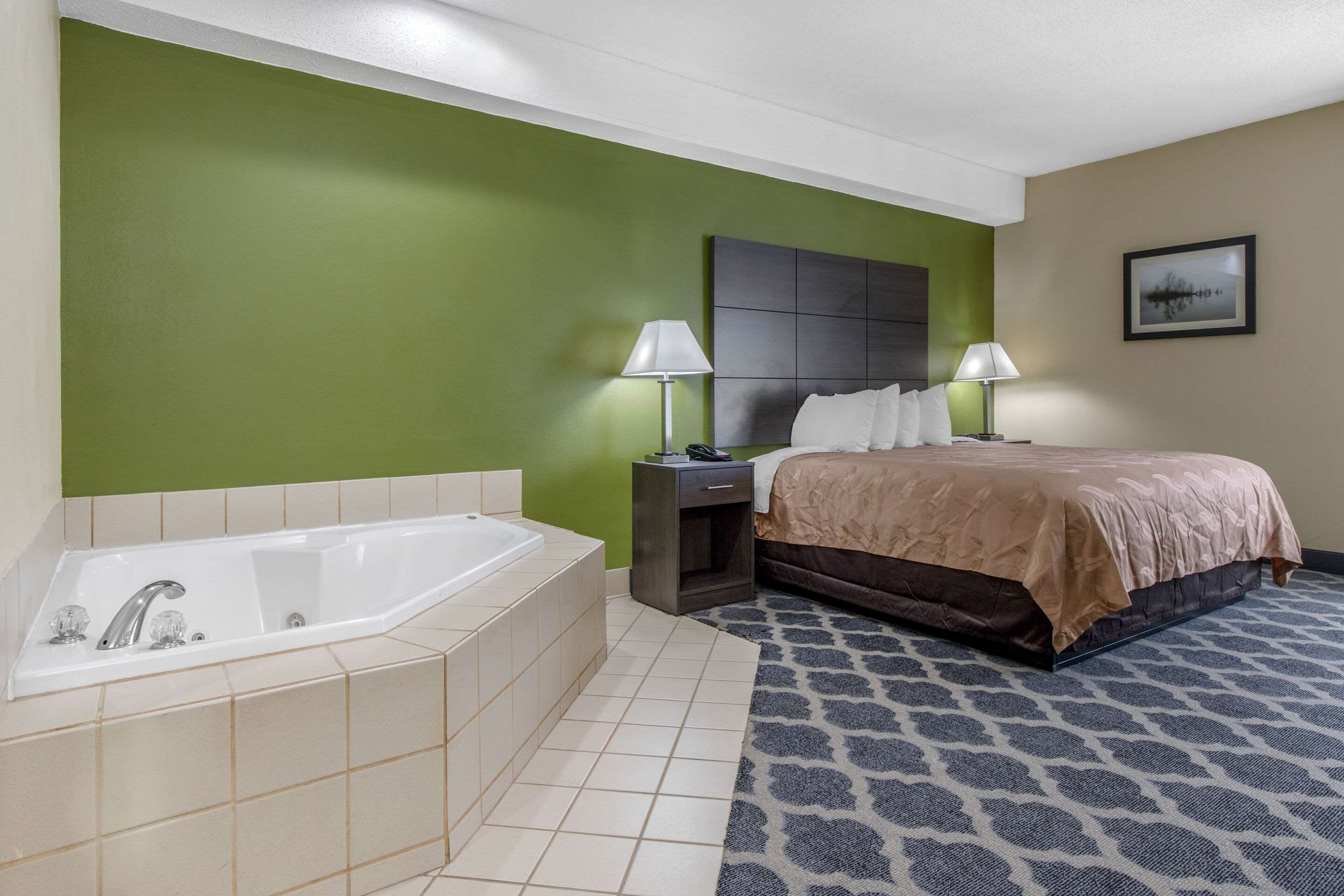 Escritorio, tabla de planchar con plancha, wifi gratis y ropa de cama 