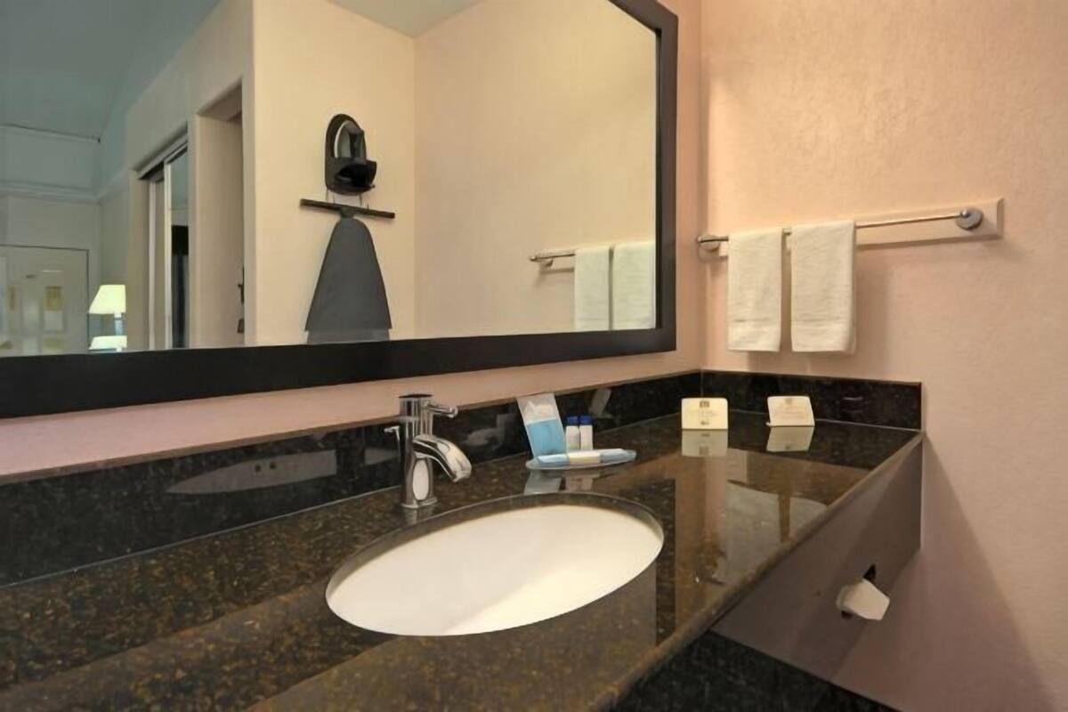 Baño | Tina con regadera, amenidades de baño gratuitas, secadora de cabello 