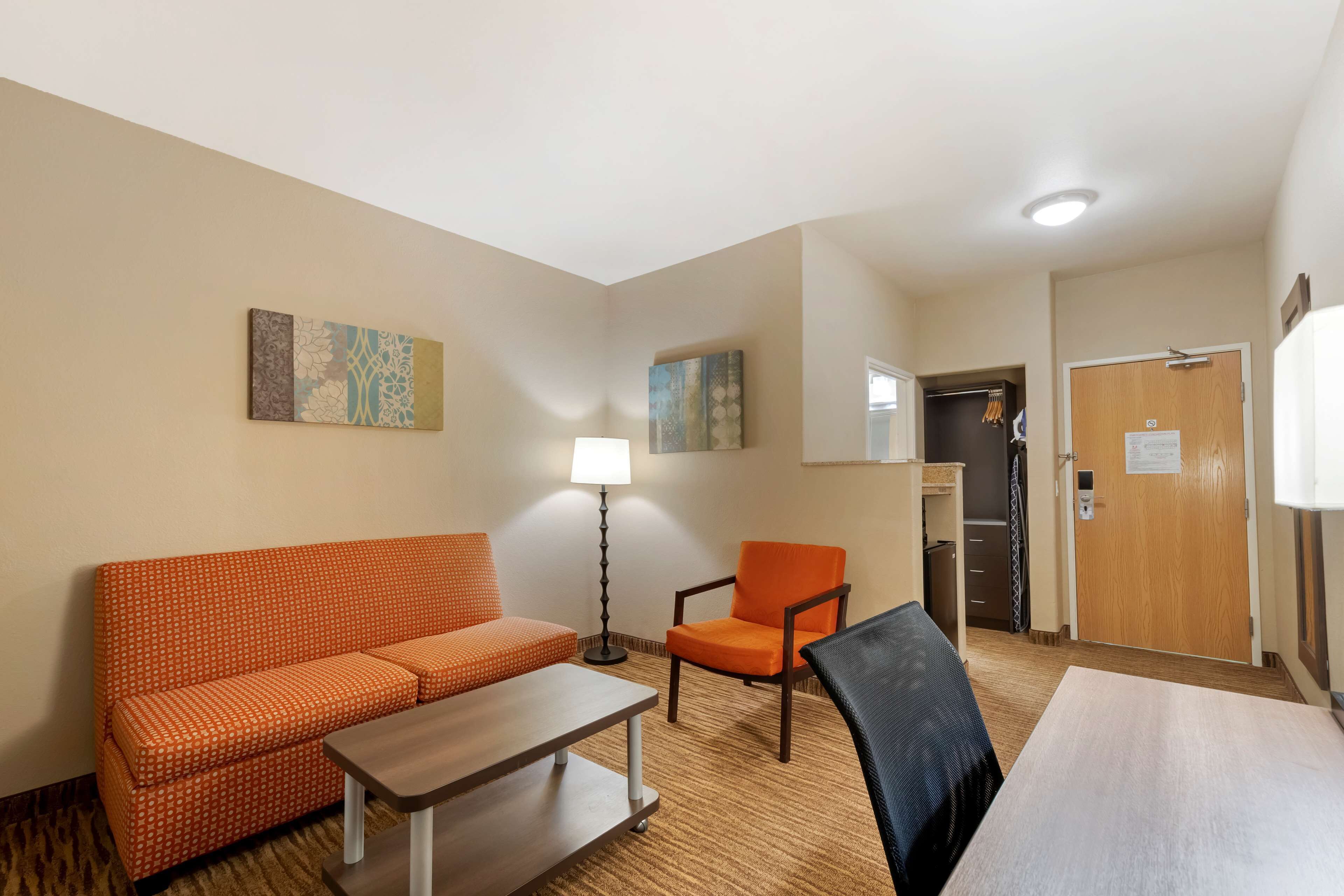 premium bedding, pillow-top beds, in-room safe, desk