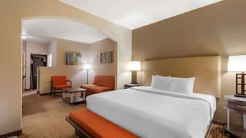 Suite, 1 kingsize bed, niet-roken, koelkast & magnetron (with Sofabed) | Luxe beddengoed, pillowtop-bedden, een kluis op de kamer, een bureau