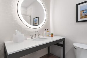 Combined shower/tub, free toiletries, hair dryer, towels - Best Western Plus DFW Airport Suites (Irving)