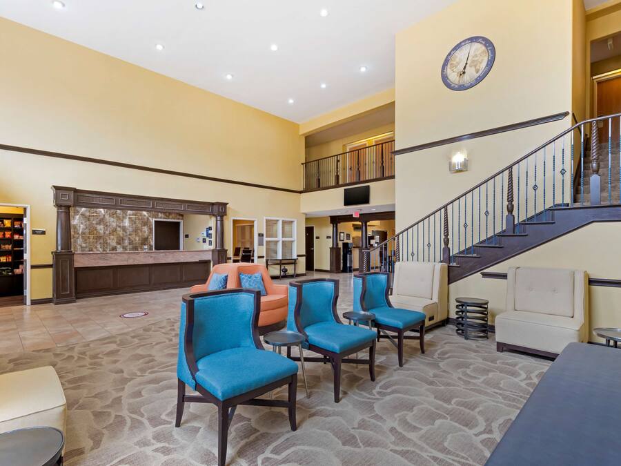 Un'ampia hall con reception, area salotto e scala.
