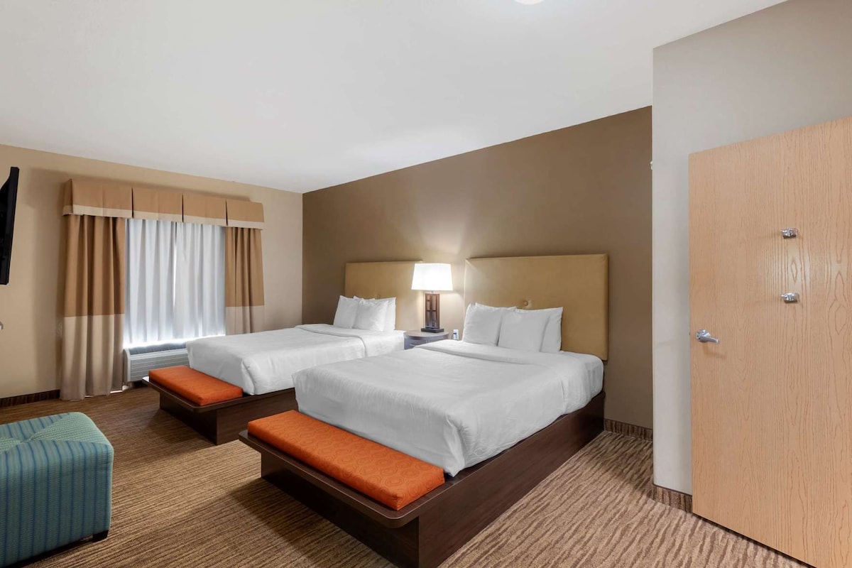 Premium bedding, pillow-top beds, in-room safe, desk