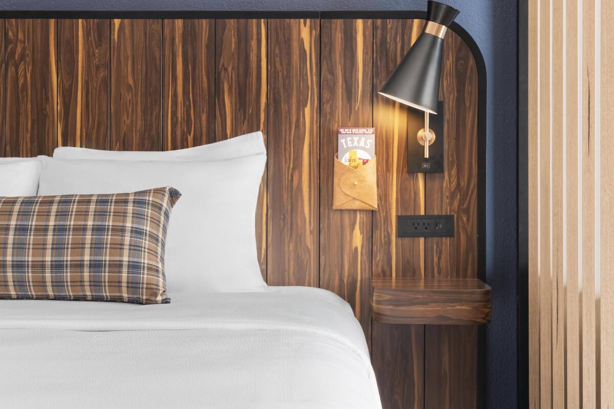 Standard Room, 1 King Bed, Non Smoking, Refrigerator & Microwave | Premium bedding, pillowtop beds, in-room safe, desk