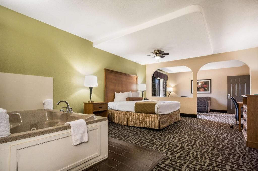 Individually furnished, desk, iron/ironing board, free WiFi