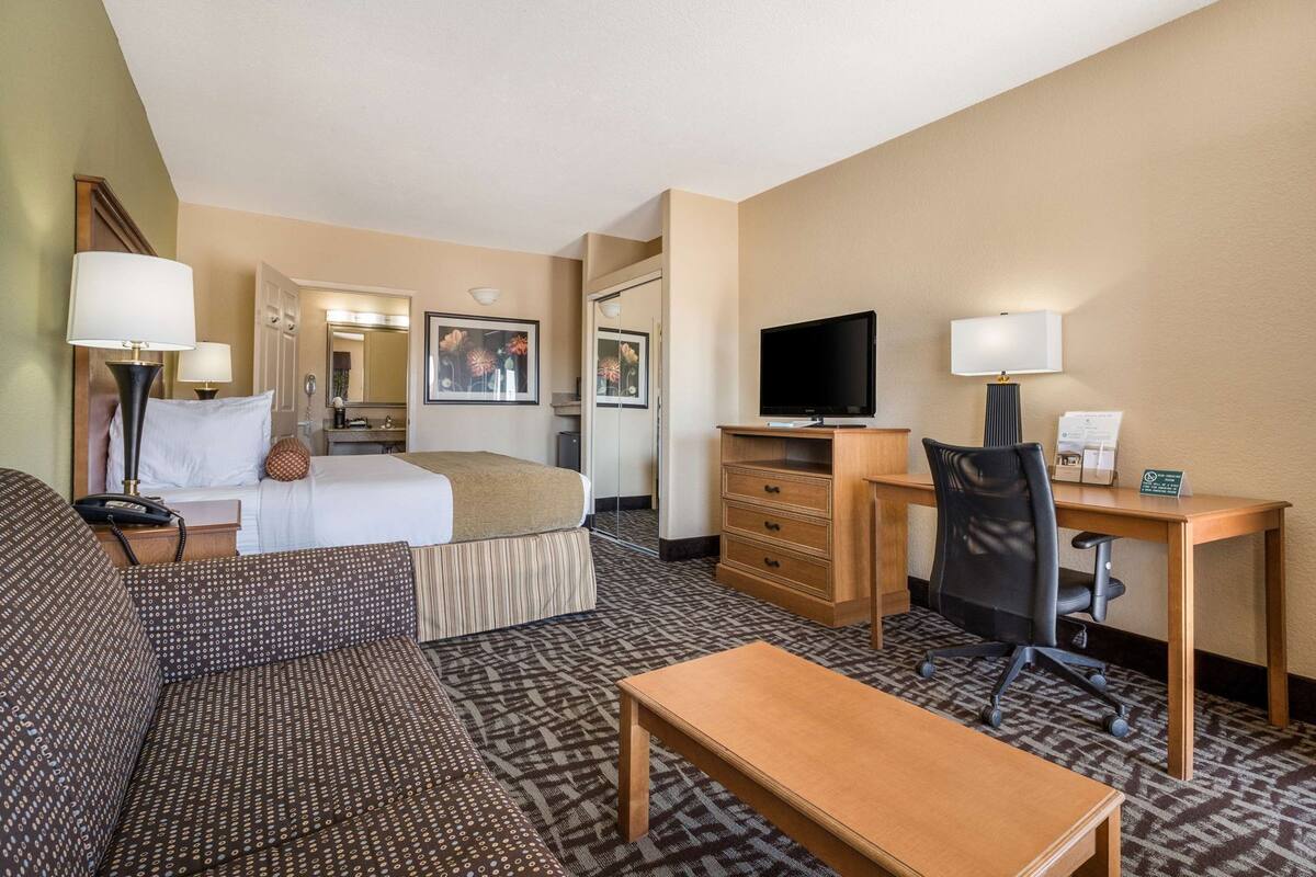 Individually furnished, desk, iron/ironing board, free WiFi