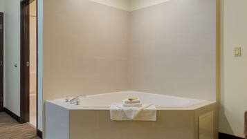Une salle de bain moderne avec une grande baignoire, un lavabo et un porte-serviettes.