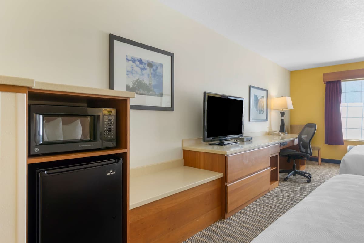 In-room safe, desk, iron/ironing board, WiFi