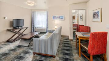 Caja de seguridad en la habitación y tabla de planchar con plancha