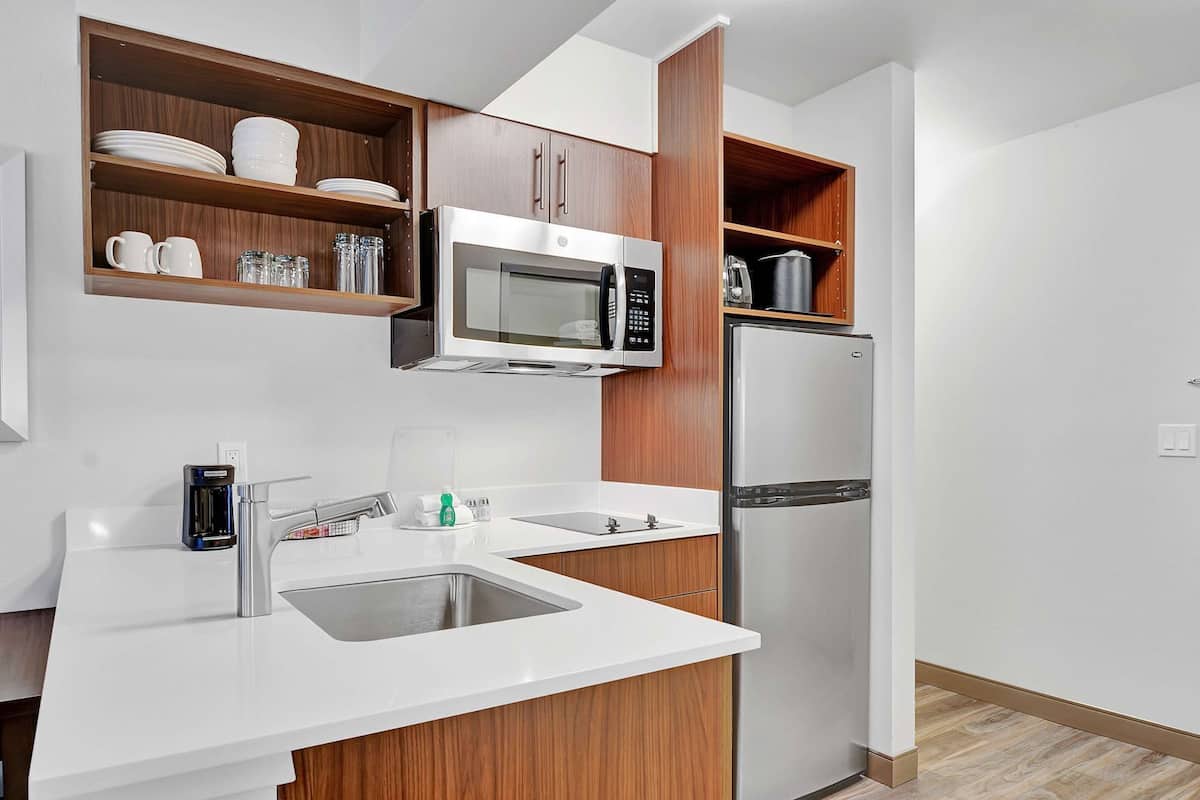 Private kitchen | Fridge, microwave, coffee/tea maker