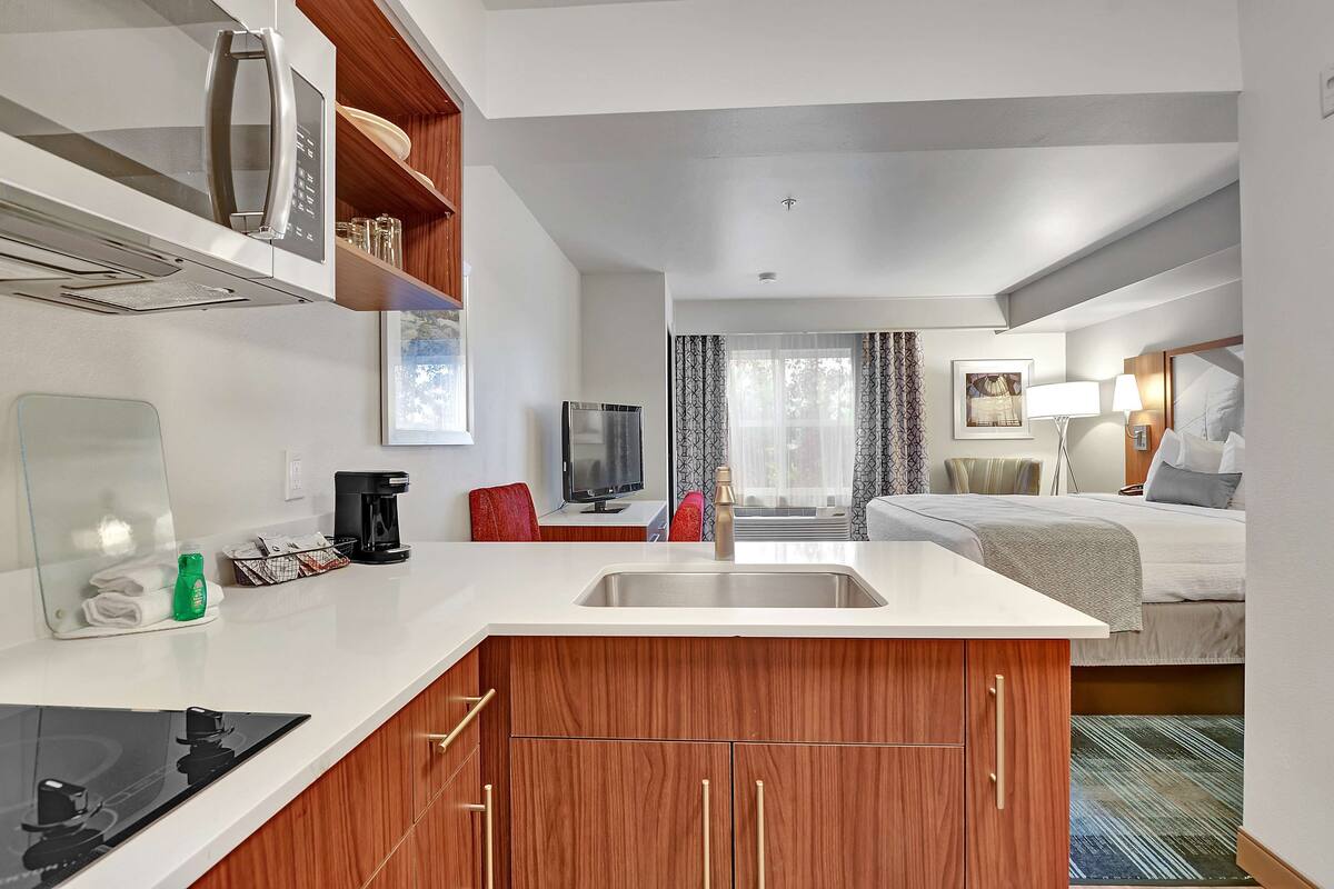 standard room, 1 king bed, non smoking | in-room safe, iron/ironing board, free cots/infant beds, free wifi