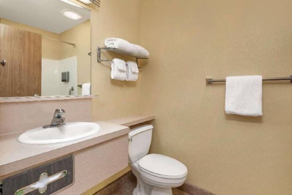 Badkamer | Een bad/douchecombinatie, gratis toiletartikelen, een haardroger