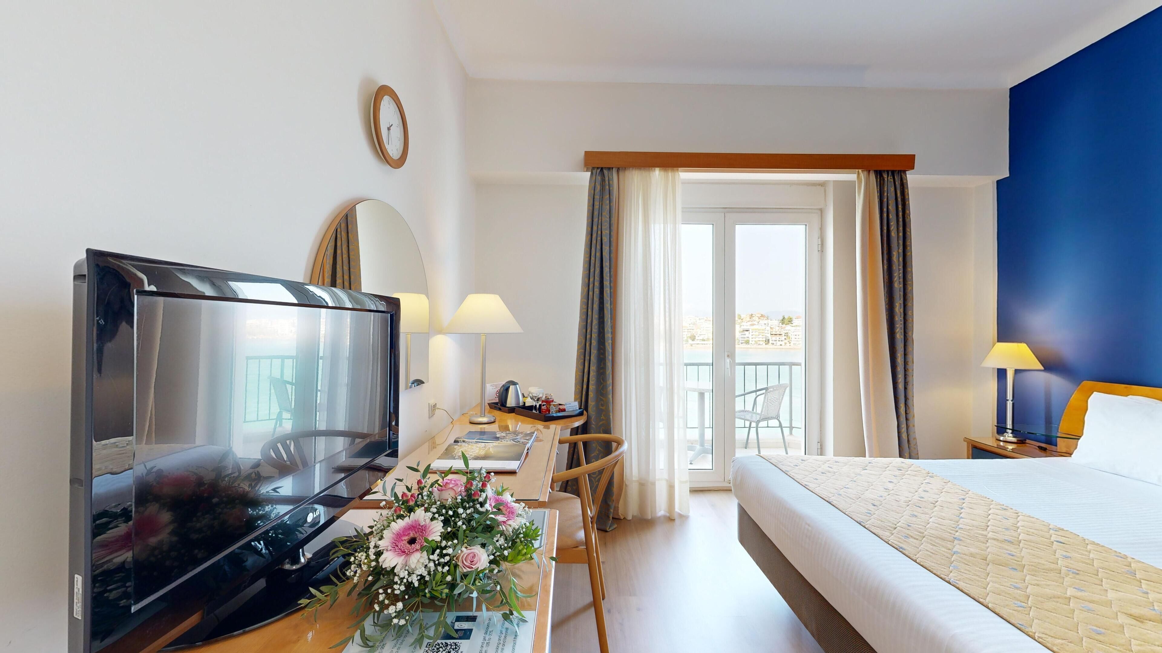 Minibar, coffres-forts dans les chambres, bureau