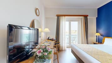 Minibar, caja de seguridad en la habitación y escritorio