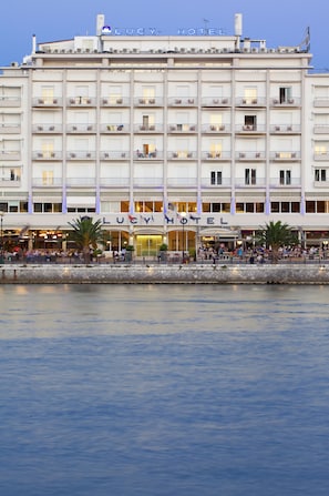 A hotel with multiple balconies and a waterfront view. - Lucy Hotel (Chalcis)