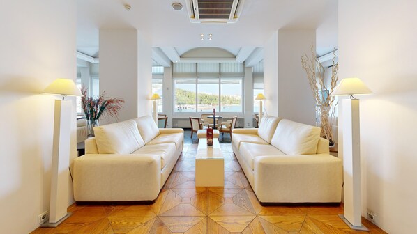 32-Zoll-LCD-Fernseher mit Satellitenempfang, Fernseher