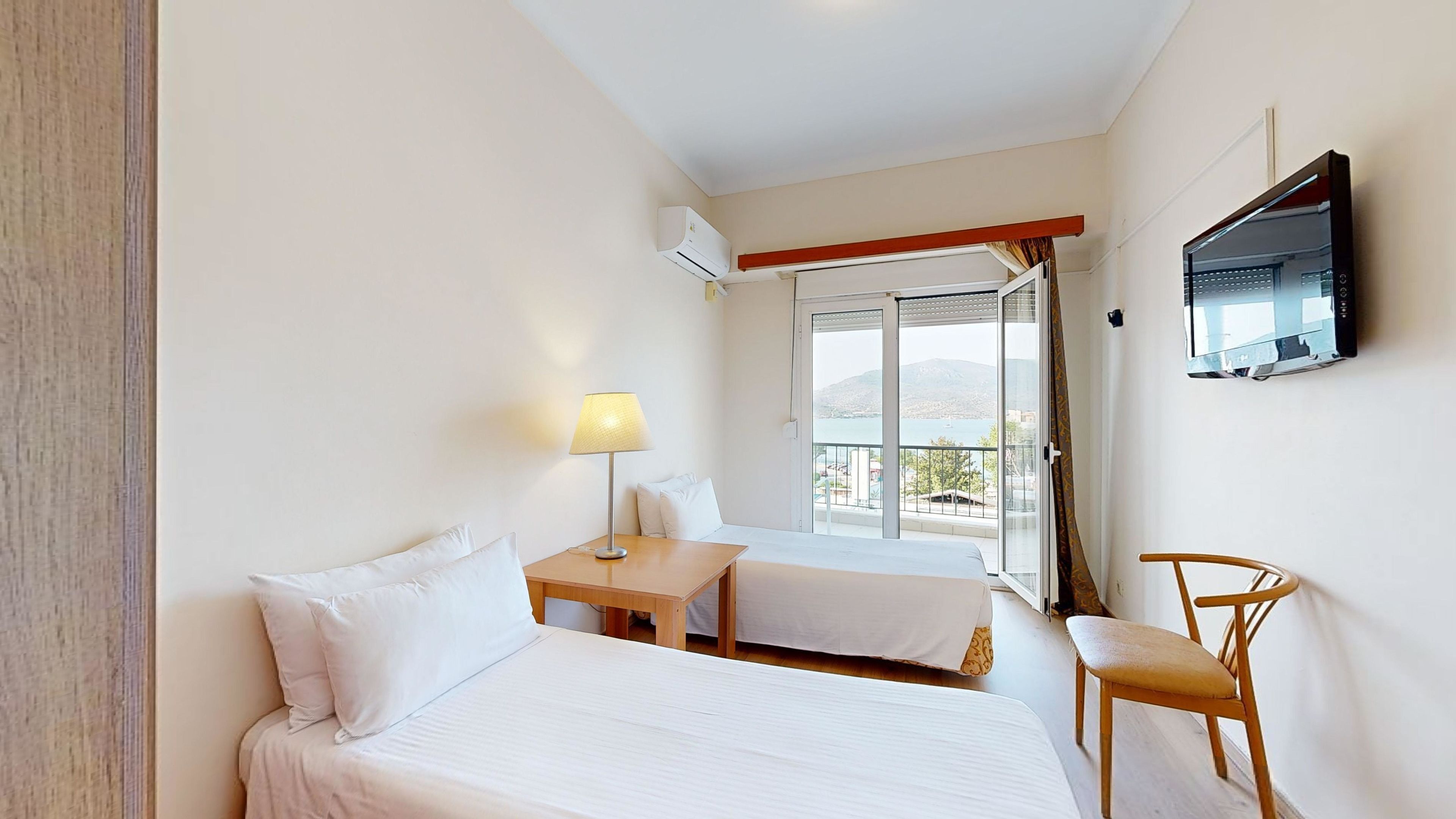 家庭客房, 部分海景 | 迷你吧、房內夾萬、書桌、手提電腦工作空間