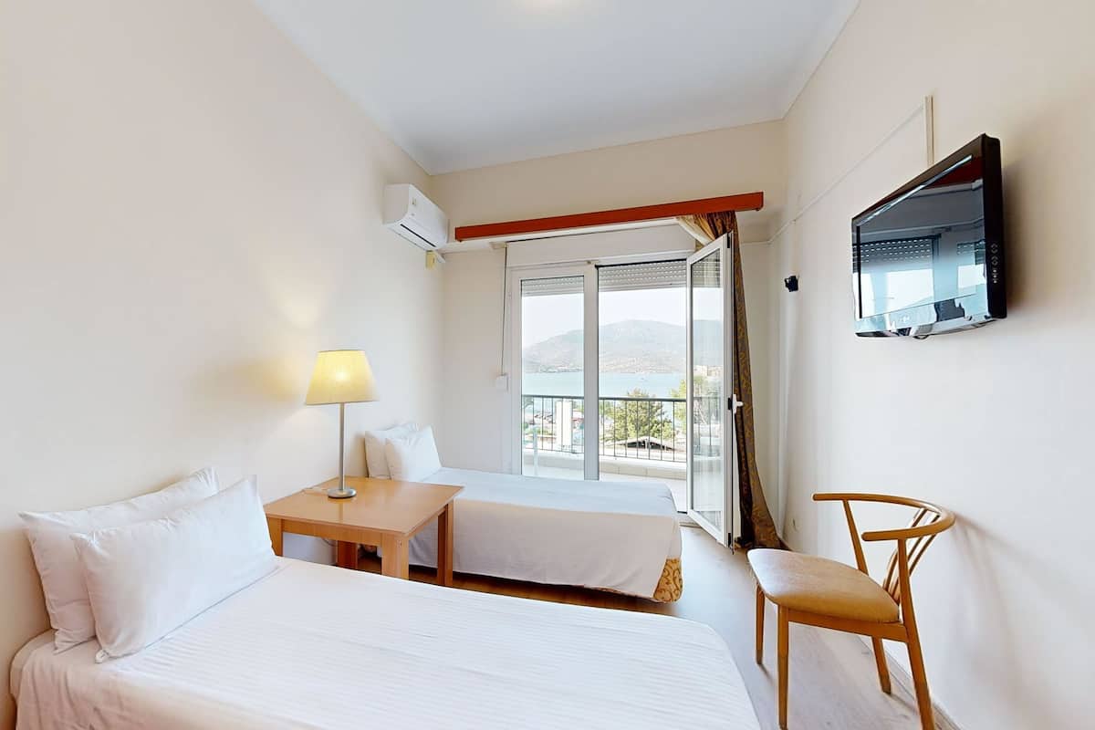 Minibar, caja de seguridad en la habitación y escritorio