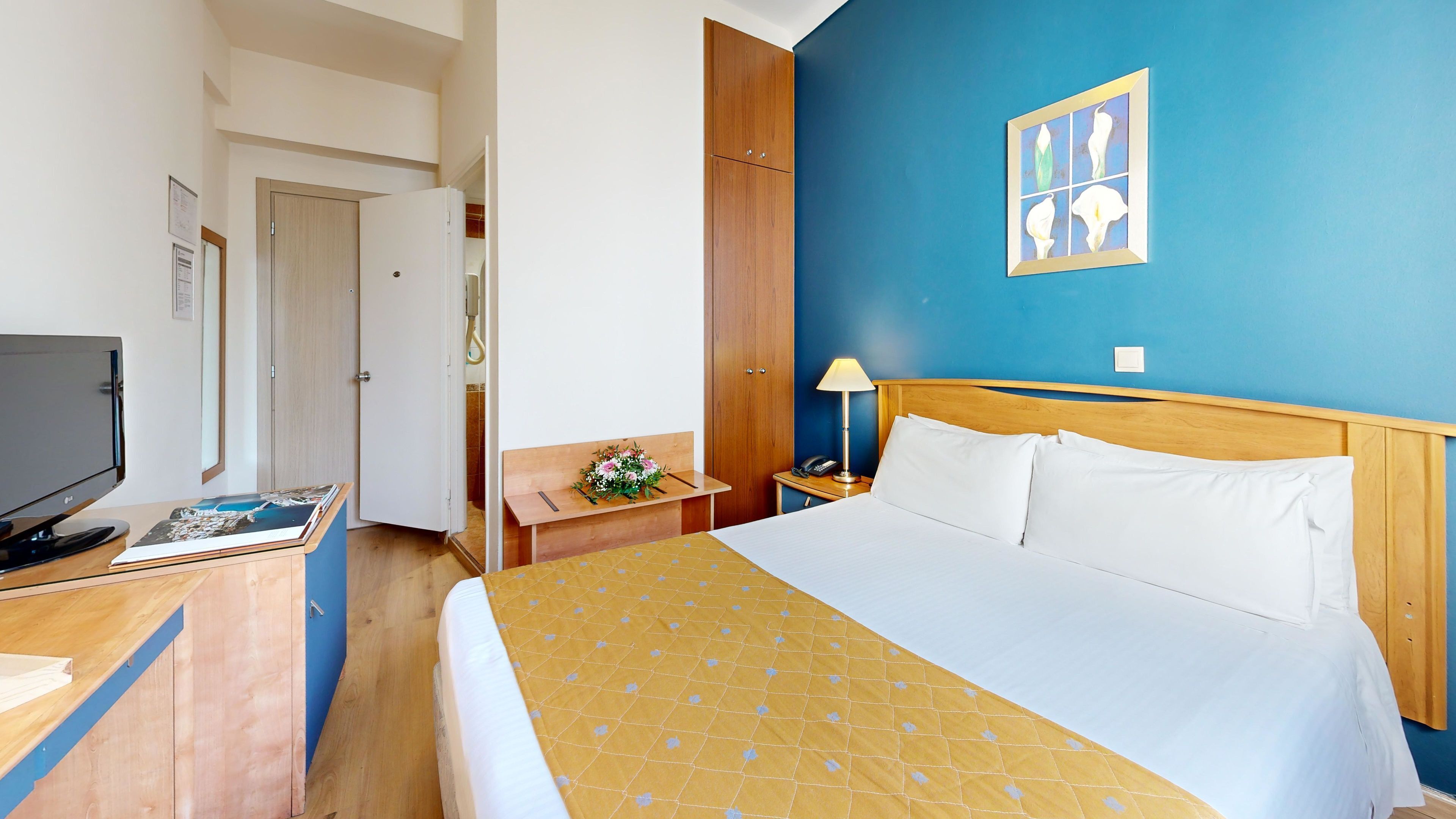 Small Double Room | 迷你吧、房內夾萬、書桌、手提電腦工作空間