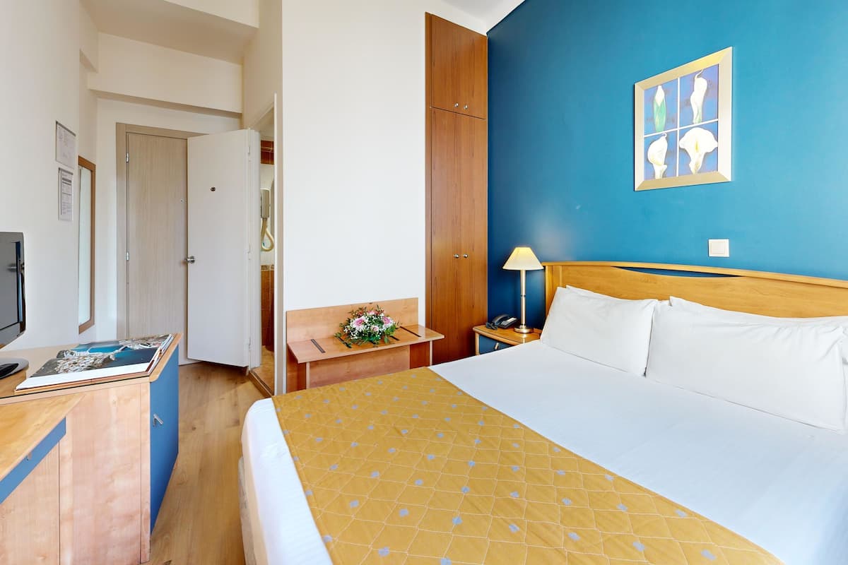 Minibar, caja de seguridad en la habitación y escritorio