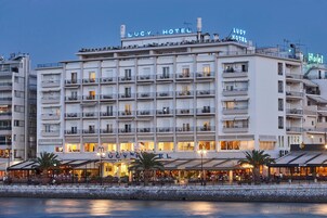 Un hotel de varios pisos con balcones y un restaurante en la planta baja.