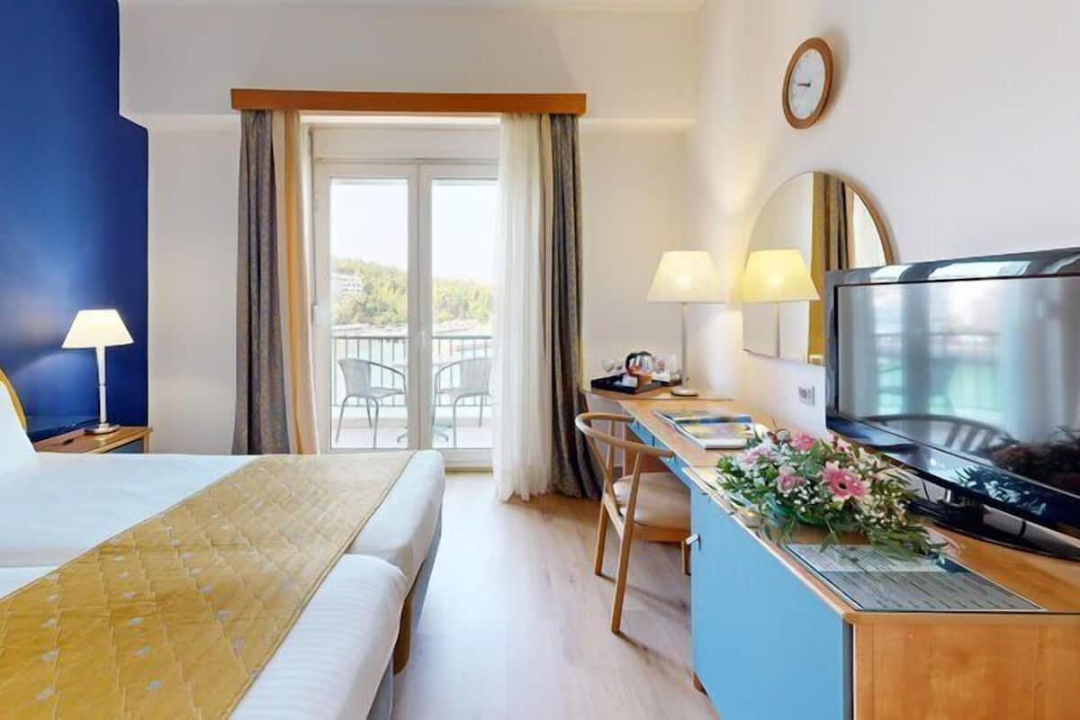 Classic Twin Room, Sea View | Minibar, in-room safe, desk, laptop workspace