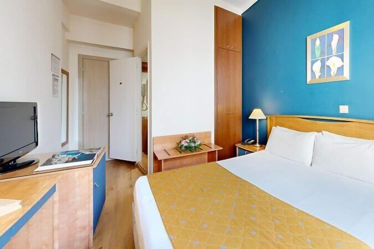 Small Double Room | Minibar, Zimmersafe, Schreibtisch, laptopgeeigneter Arbeitsplatz