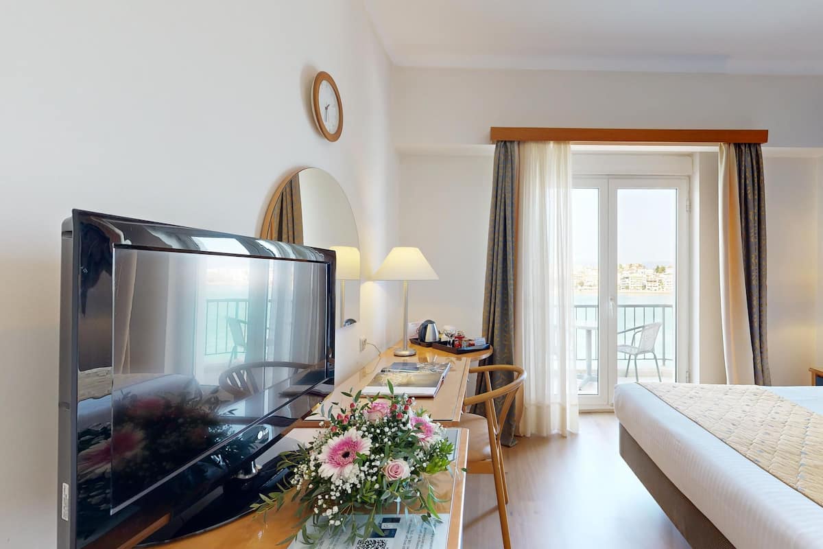 Minibar, caja de seguridad en la habitación y escritorio