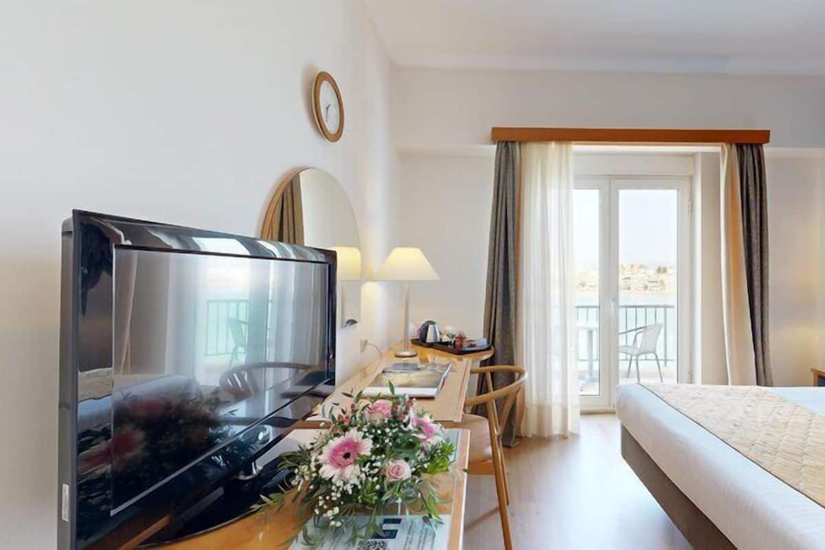 Superior Double Room, Sea View | Minibar, in-room safe, desk, laptop workspace