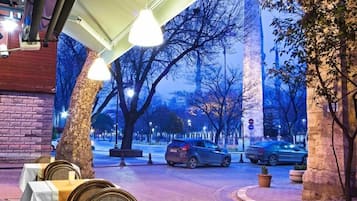 Petit-déjeuner et déjeuner servis sur place, restauration en plein air 