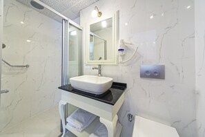 Regadera, amenidades de baño gratuitas, secadora de cabello, pantuflas 