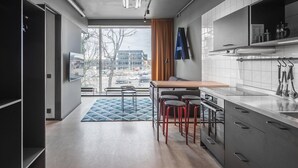 Una cocina moderna con comedor, ventanas amplias y vista a la calle.