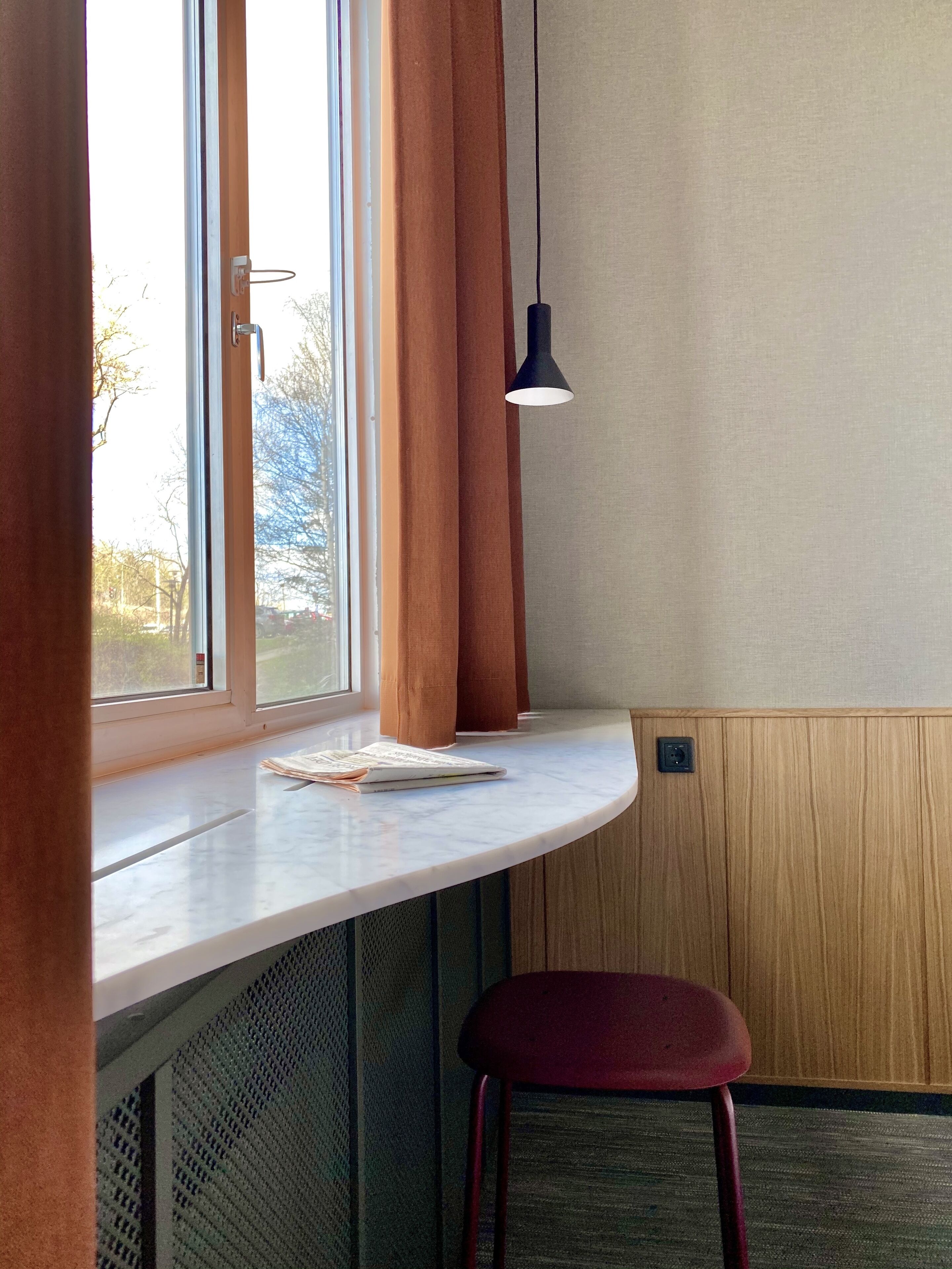 queen double | hypo-allergenic bedding, desk, blackout curtains, soundproofing