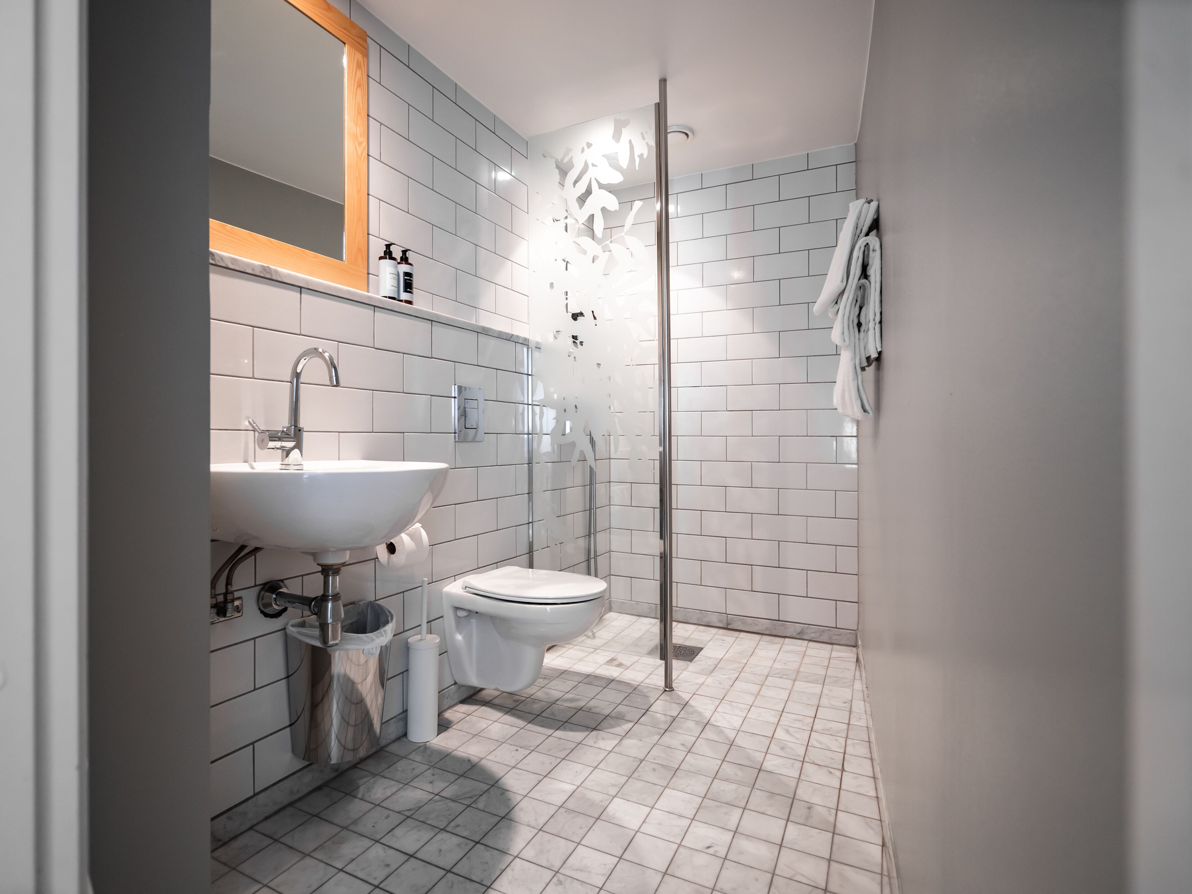 double room | bathroom | shower, free toiletries, towels