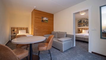 Triple Room | Desk, free WiFi