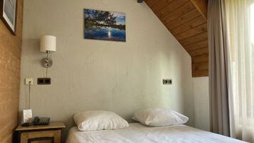 Small Double Room | Desk, free WiFi