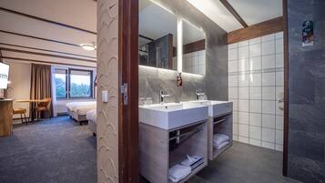 Familieværelse | Badeværelse | Miljøvenlige toiletartikler, hårtørrer, håndklæder