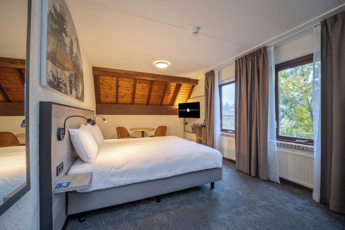 Desk, WiFi (free), bed sheets
