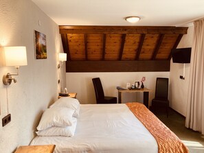 Amplia habitación doble confort | 1 habitación, escritorio y wifi gratis 
