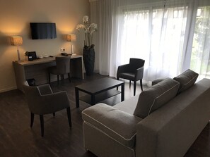Luxury-Doppelzimmer | Wohnbereich | Fernseher, Tischtennisplatte