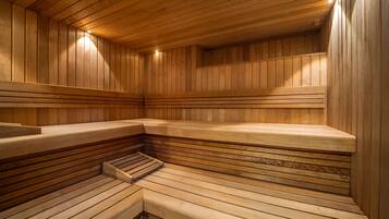 Un sauna avec des bancs en bois et un plancher à lattes.