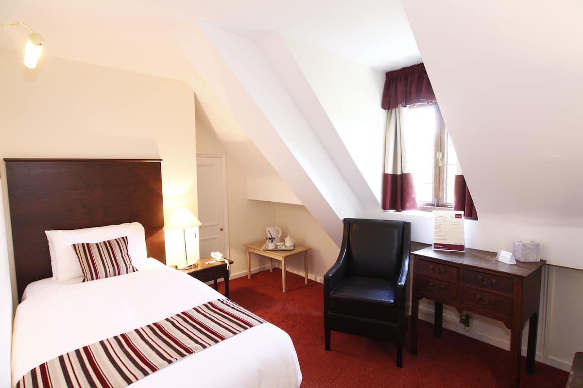 Desk, laptop workspace, iron/ironing board, free WiFi